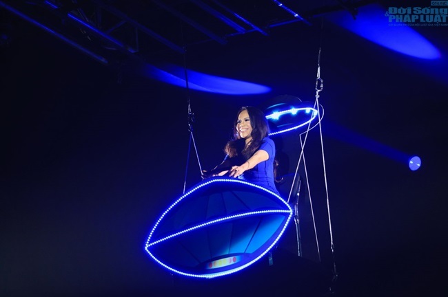 Việt Hương làm người ngoài hành tinh hội ngộ Hoài Linh